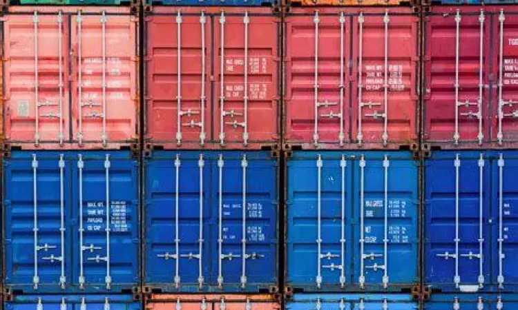 Tumpukan kontainer pengiriman di pelabuhan