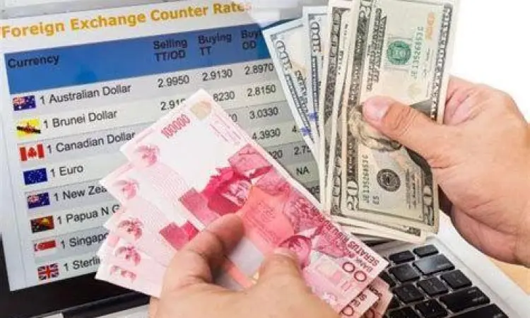 Orang melakukan transaksi di money changer