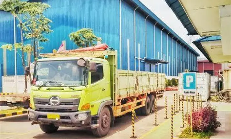 Logistik dan Berat Truk logistik membawa muatan berton-ton dan kwintal