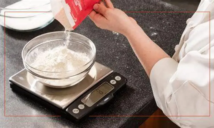 Menimbang bahan masakan dalam gram