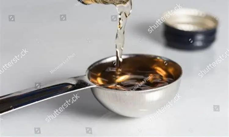 menuang cairan ke sendok makan