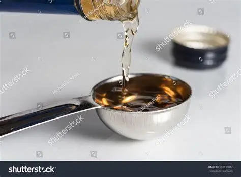 Teknik Menakar Cairan menuang cairan ke sendok makan