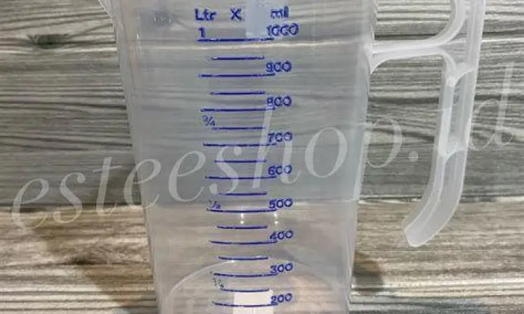 Gelas Ukur Standar Gelas ukur berisi air untuk konversi liter ke kg