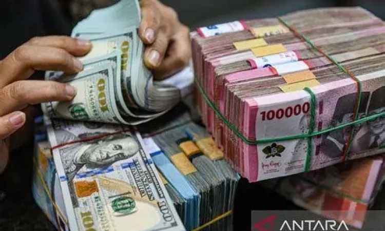 Suasana penukaran uang ringgit ke rupiah di money changer