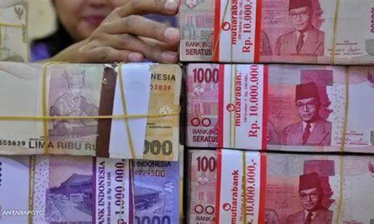 Menghitung uang kertas Ringgit dan Rupiah