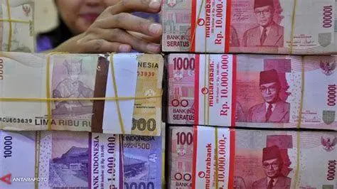 Proses Konversi Uang Menghitung uang kertas Ringgit dan Rupiah