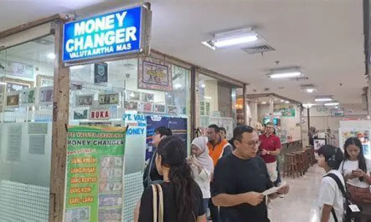Penukaran Uang Valas Suasana di tempat penukaran uang resmi di Jakarta
