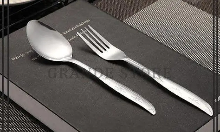 Satu lusin sendok dan garpu yang tertata rapi