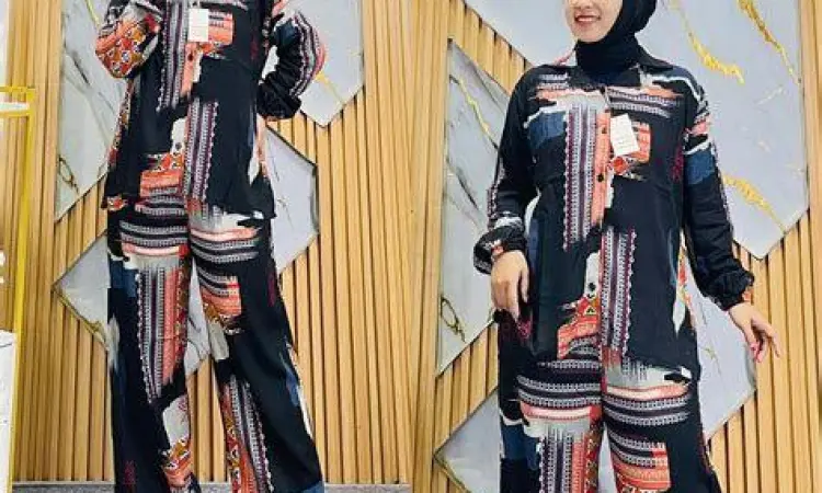 Tumpukan pakaian di pasar grosir menggunakan satuan kodi