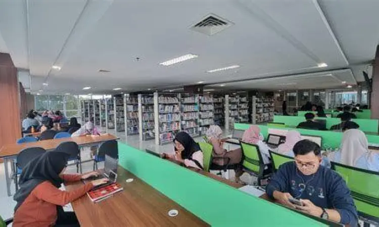 Belajar di Perpustakaan Mahasiswa belajar untuk persiapan ujian semester