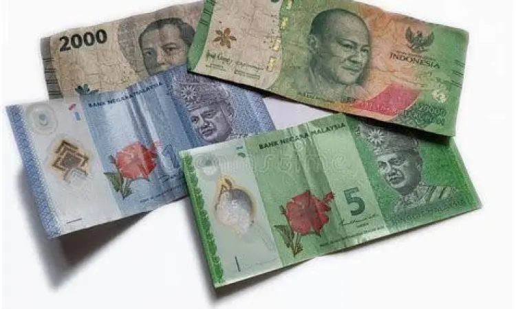 Lembaran uang Ringgit Malaysia dan Rupiah Indonesia