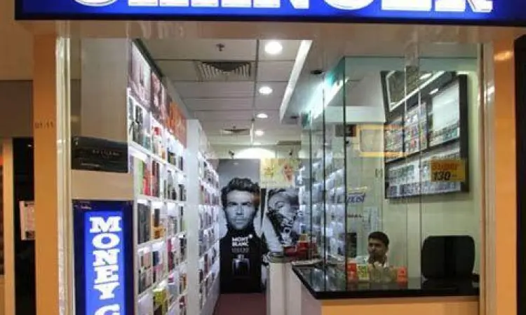 Suasana di tempat penukaran uang resmi