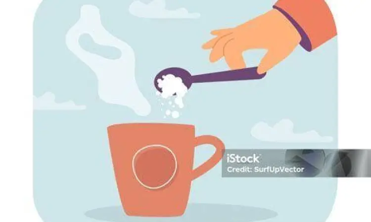 Proses menakar gula pasir menggunakan sendok teh di atas timbangan