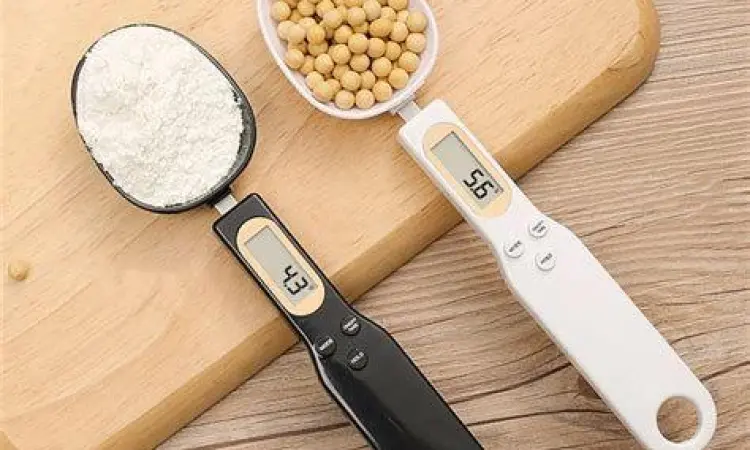 Akurasi Timbangan Digital Menimbang tepung dengan timbangan digital dapur