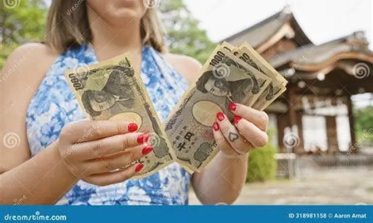 Menghitung Valuta Asing Seseorang menghitung uang Yen Jepang