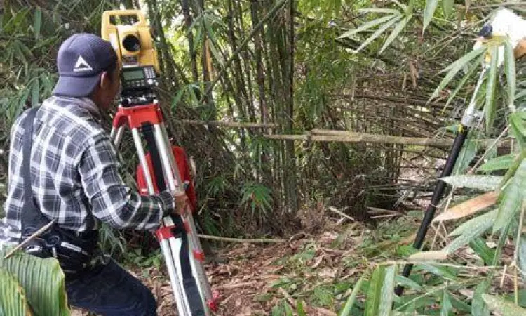 Pengukuran Lahan Luas Proses pengukuran lahan luas menggunakan meteran