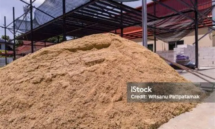 tumpukan pasir bangunan