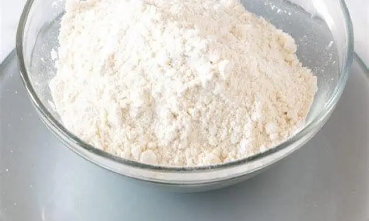 Proses Menimbang Bahan Kue Menimbang tepung terigu di dapur