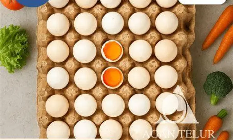 Butir telur ayam segar di atas meja kayu