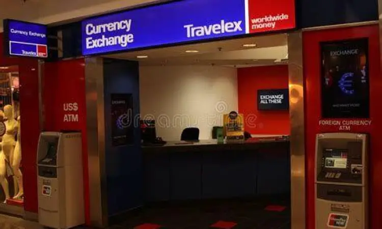 Gerai money changer di pusat perbelanjaan yang menawarkan kurs SGD IDR