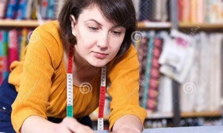 Praktik Ukuran Tradisional pedagang kain mengukur dengan tangan