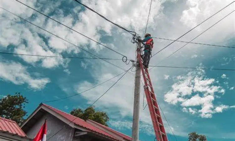 Jaringan Distribusi Listrik PLN Infrastruktur jaringan kabel listrik PLN untuk distribusi energi ke rumah tangga