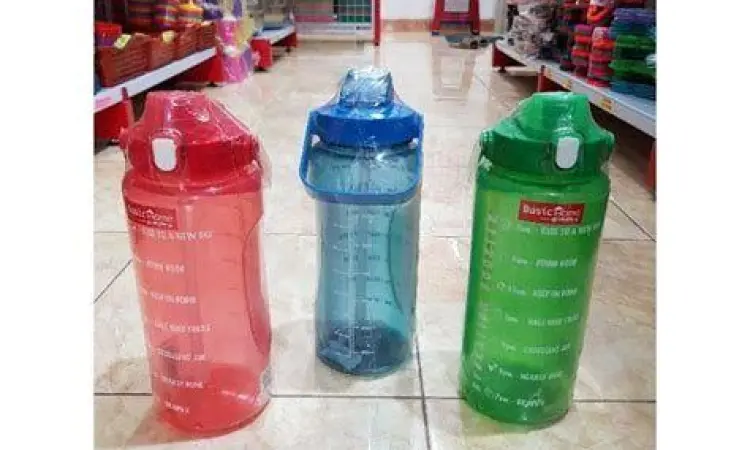 Botol Minum Berukuran Botol minum dengan penanda volume liter dan ml