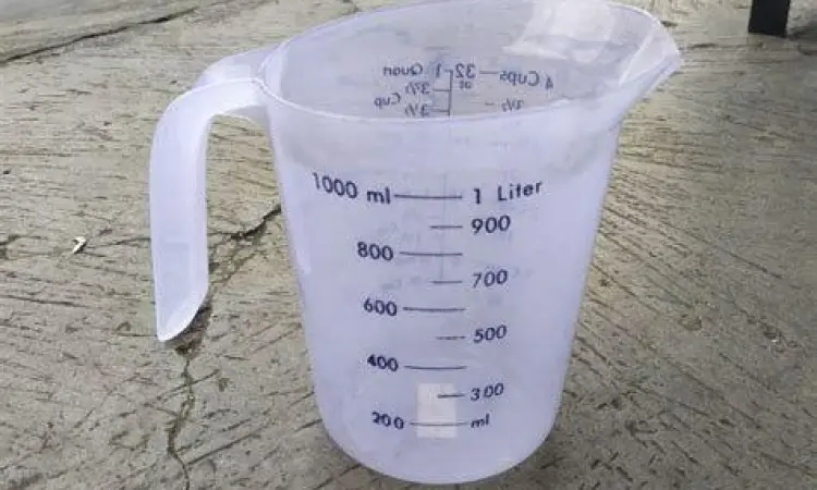 Gelas Ukur Standar Gelas ukur berisi air satu liter untuk perbandingan