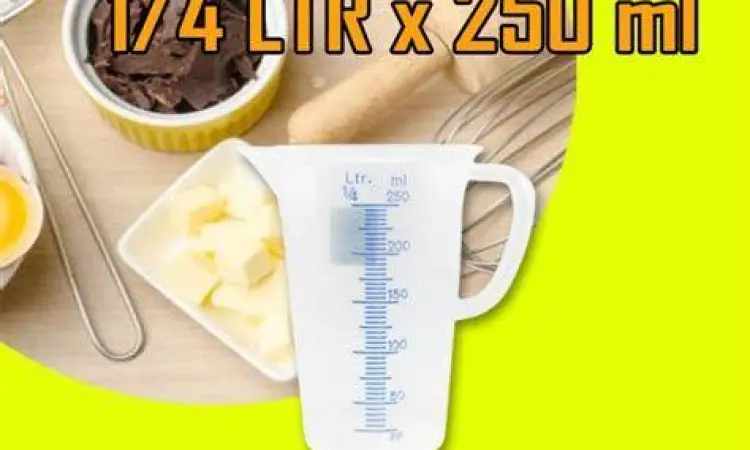 Seseorang menuangkan air ke dalam gelas untuk mengukur volume