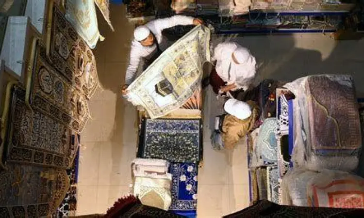 Suasana jamaah sedang berbelanja di pasar tradisional mekkah menggunakan uang riyal