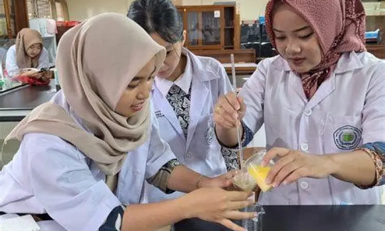 Mahasiswa sedang melakukan praktikum di laboratorium