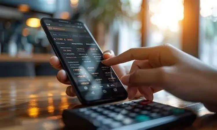 Remitansi Digital Seseorang menggunakan aplikasi mobile banking untuk transfer internasional