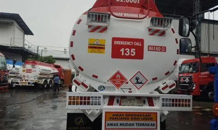 Truk tangki pengangkut bahan bakar dengan kapasitas ribuan liter
