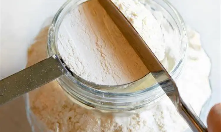 Teknik spoon and level untuk mengukur tepung