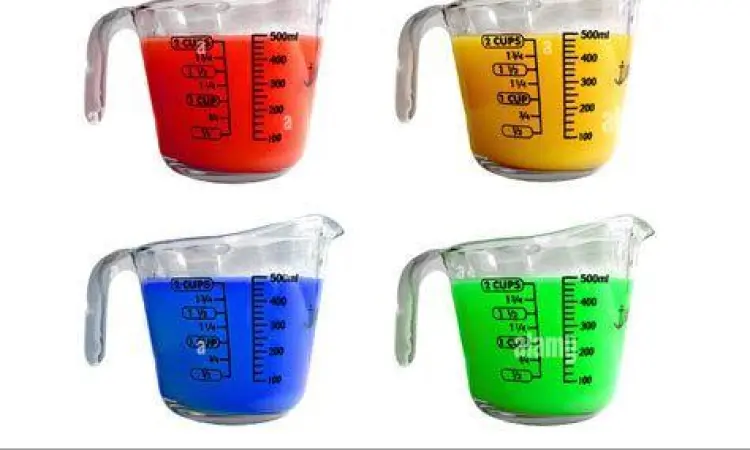 Alat Ukur Volume Gelas ukur berisi berbagai jenis cairan