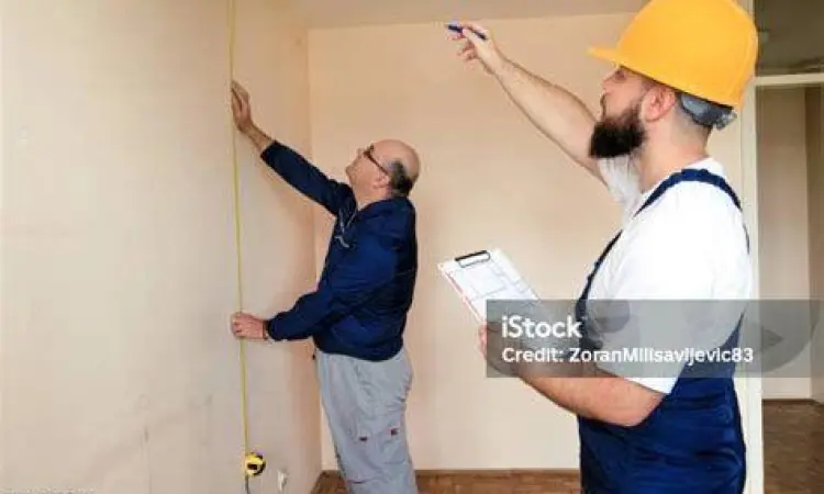Pengukuran Dinding Proyek Tukang bangunan sedang mengukur luas dinding untuk kebutuhan hebel