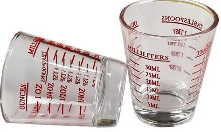 Gelas ukur plastik dengan skala mililiter dan liter