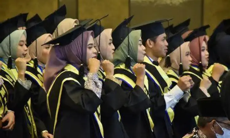 Momen Wisuda Mahasiswa Mahasiswa merayakan kelulusan