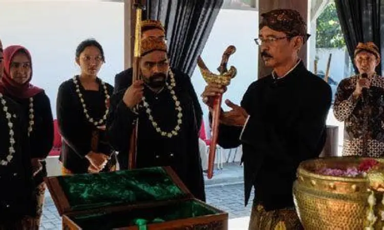 Jamasan Pusaka di Bulan Suro Prosesi pembersihan keris pusaka