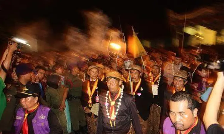 Tirakatan Malam 1 Suro Masyarakat berkumpul melakukan tirakatan