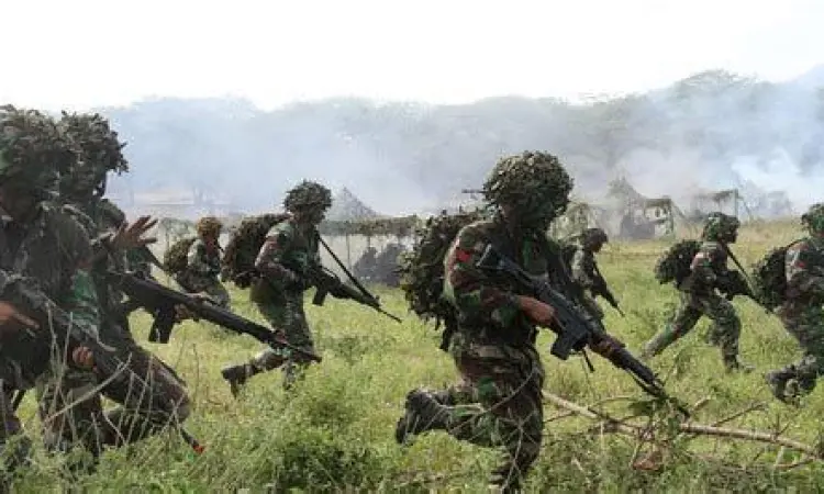 Pasukan Infanteri TNI AD dalam latihan