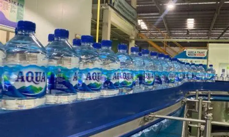 Proses pengisian galon Aqua di pabrik