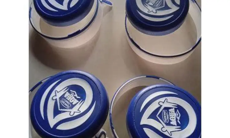 Detail tutup galon Aqua asli dengan segel khusus