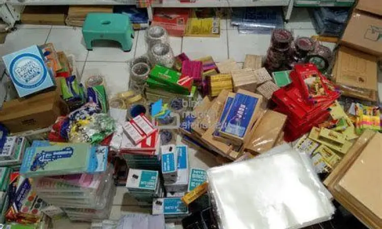 Stok Barang Grosir Tumpukan alat tulis kantor dalam kemasan grosir