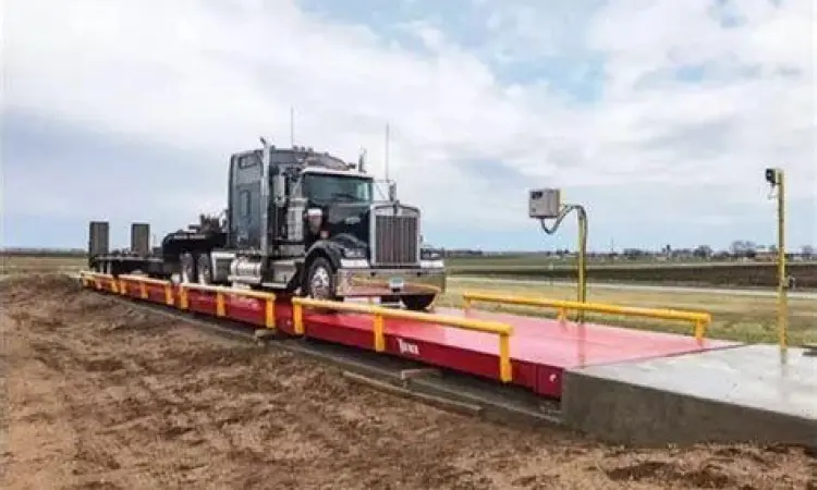 Truk melewati timbangan jembatan untuk cek tonase