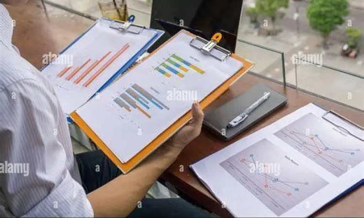 Investor sedang mempelajari laporan keuangan perusahaan