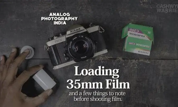 Proses memasang roll film ke dalam kamera analog manual