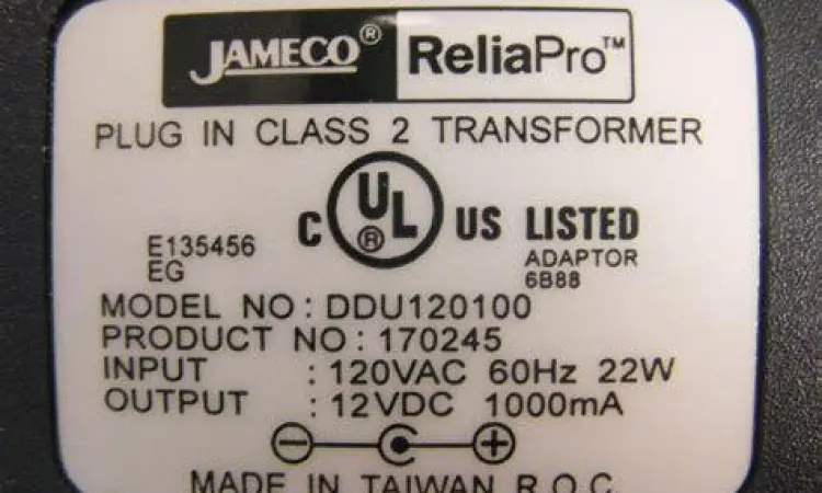 Label spesifikasi adaptor dengan nilai Volt dan Ampere