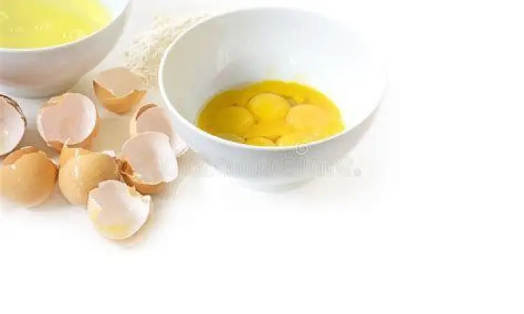 Pemisahan kuning dan putih telur dalam wadah transparan