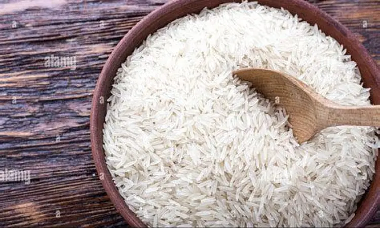 Beras Mentah Beras mentah dalam wadah kayu